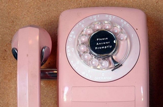 Измамници звънят и посред нощ, баба им се върза