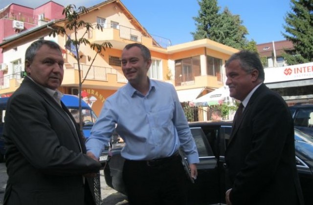 Кметът Москов подари на министър Младенов книга „Свободата изгрява над Пирина”