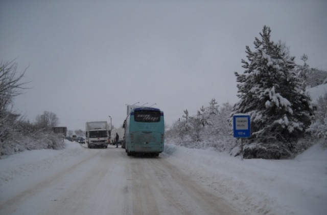 Каква е готовността за зимно поддържане на републиканските пътища в областта ?