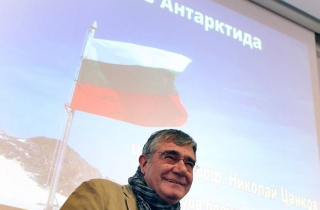 Президентът връчи националния флаг на 21-та българска Антарктическа експедиция