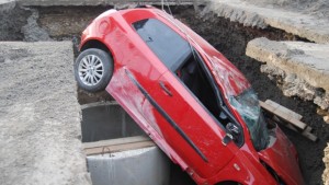 Пиян шуменец падна с колата си в изкоп на бул
