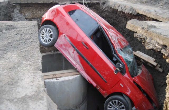Пиян шуменец падна с колата си в изкоп на бул. Симеон Велики