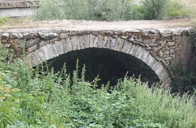 Дъждът отново притесни неделинци