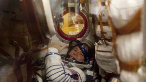 Повдигнаха МКС с 1 км заради космически боклук