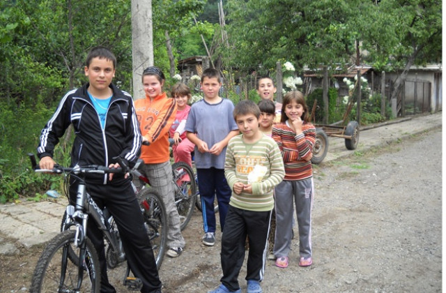 Намалява броят на децата, получаващи месечни детски надбавки