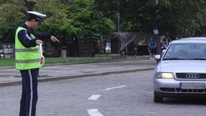 Раздава листовки с препоръки по време на започващата акция Светлина