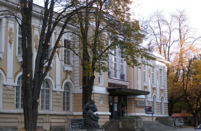 Връчват Априловската награда за литература