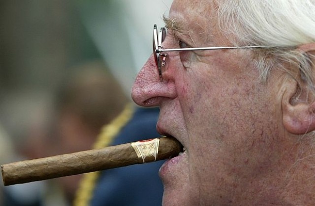 Запорираха имуществото на Джими Савил заради сексскандал