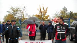 Шофьори на протест заради затворен път плашат с блокада