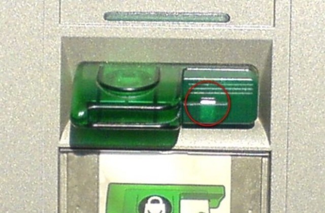 Засякоха скимиращо устройство на банкомат