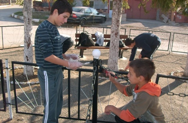 Ученици почистиха паметника на опълченците в с. Косталево