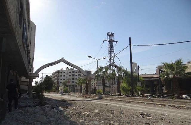 Сирийската опозиция твърди, че е завзела ключов град в страната