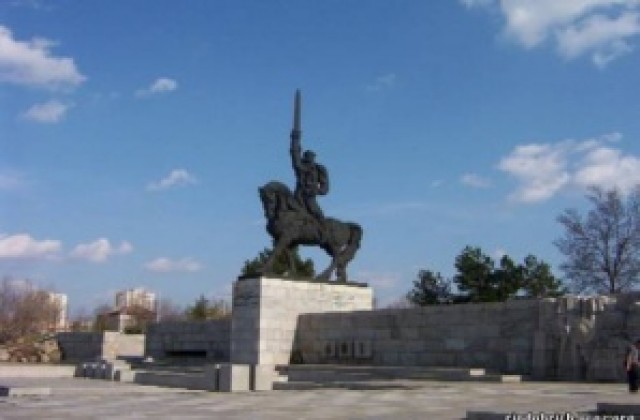 На Архангелова задушница Добрич почита своите воини и загинали военнослужещи