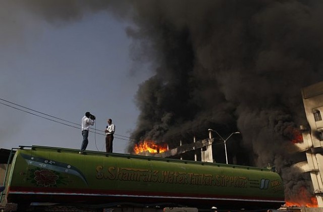 Най-малко 18 загинаха в Пакистан при пожар в бензиностанция