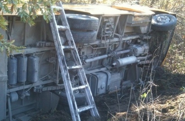 Автобус с екскурзианти от град Искър се преобърна по пътя за Боженци