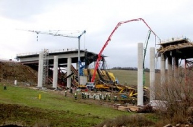 Трима работници загинаха при срутване на мост в Словакия