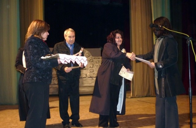 Кметът на Левски подари на училищата пръст от земята на Кубрат