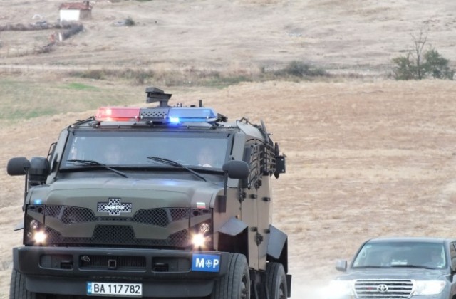 Военни полицаи атакуват сграда с терористи