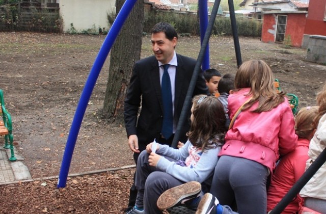 Откриха нова детска площадка за 80 000 лева в Коматево