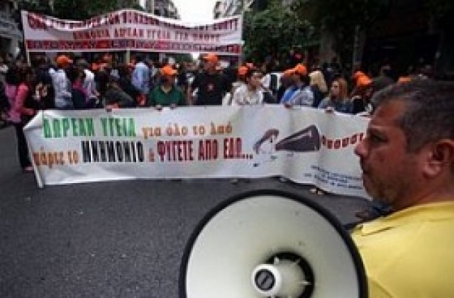 Работещите и пенсионерите ще понесат най-голямата тежест от новите мерки за икономии в Гърция