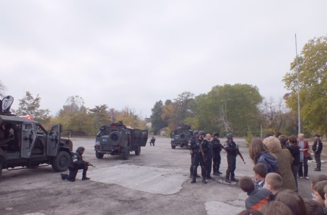 Войник направи бомба от китайски лак