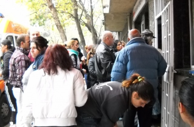 Жена припадна на опашката за хранителни помощи