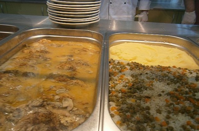 Засилват контрола за работниците в местата за хранене