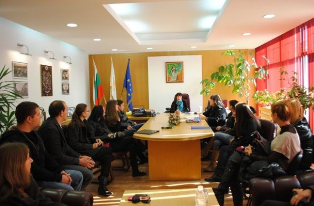 Студенти се срещнаха с председателя на ОбС