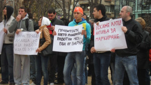 Трети пореден ден протестиращи се събират пред общината