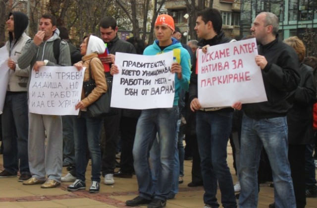 Трети пореден ден протестиращи се събират пред общината