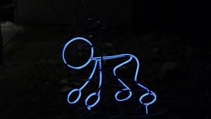 Оригинална светеща инсталация на крайречната улица