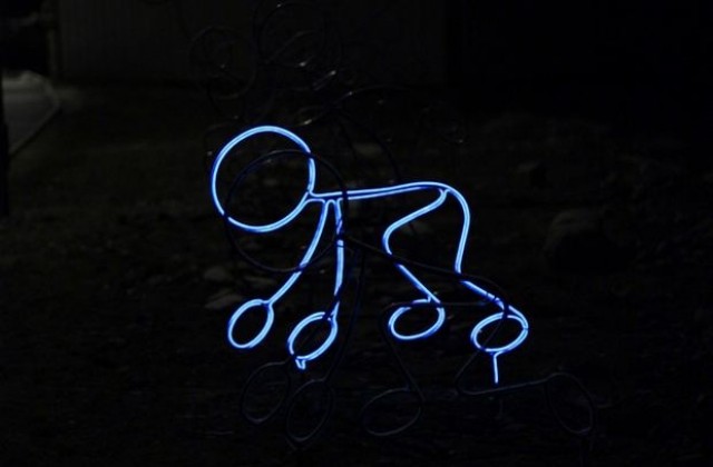 Оригинална светеща инсталация на крайречната улица