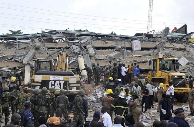 Пететажен търговски център се срути в столицата на Гана