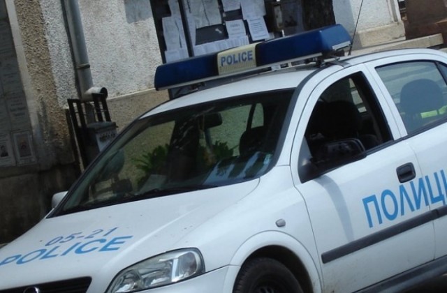 Раздават плюшени мечета в полицейски униформи на детски градини