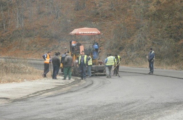Укрепване на свлачища и изкърпване на настилки по пътищата в областта