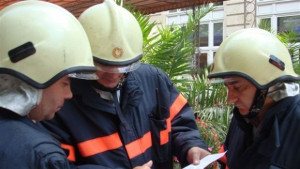 Пожарникари помогнаха за изправяне на преобърнат автомобил