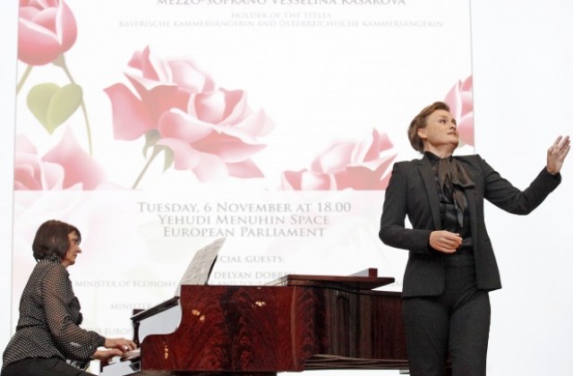 Българската роза и „Калиманку Денку” завладяха Европейския парламент