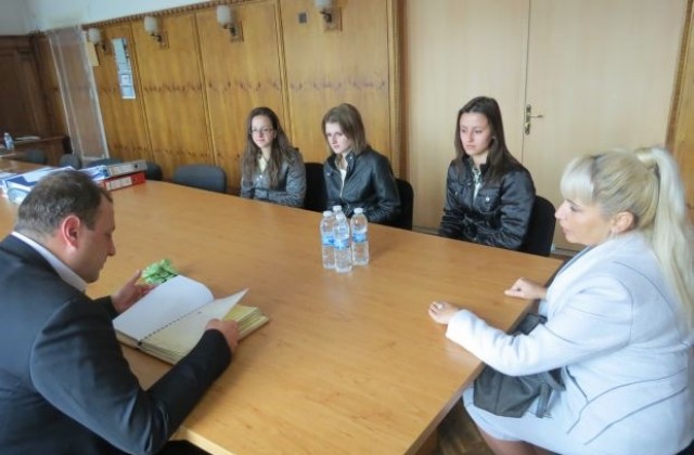 Ученици подариха на кмета на Банско препис на “История Славянобългарска”