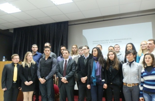 Студенти от ВУМК представиха бизнес идеи пред министър Делян Добрев