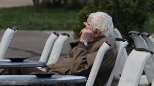 Отритнат и обречен възрастният българин