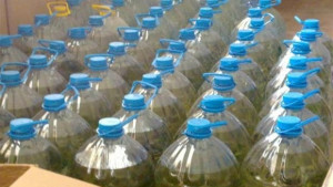 Тон и половина домашна ракия задържаха митничари