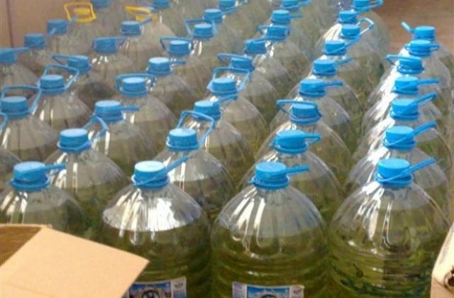 Тон и половина домашна ракия задържаха митничари