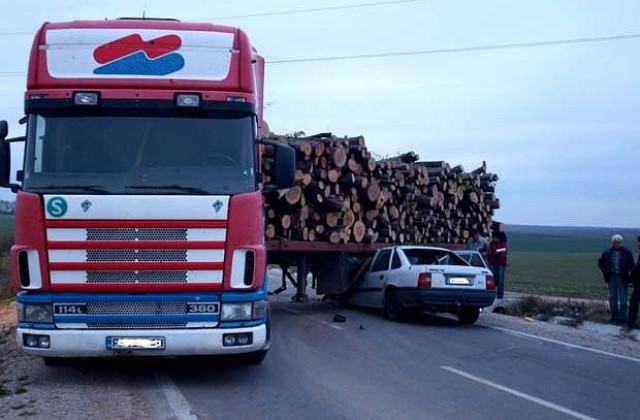 73-годишен шофьор загина под камион, пълен с дърва