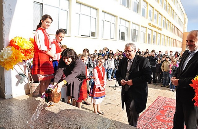 Прерязаха лентичките на два обекта по Красива България