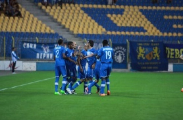 Неубедителна игра, но три точки за Левски и първо място в А група