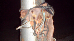 Вандалски акт остави пътя за болницата без осветление