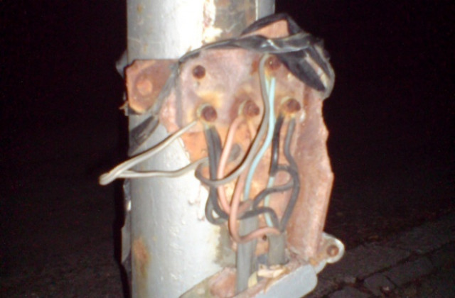 Вандалски акт остави пътя за болницата без осветление