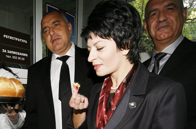 Министър Десислава Атанасова призова подалите оставки лекари да преосмислят решението си