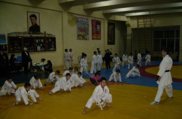 16 каратеки от ККШурикен защитиха успешно степен кю