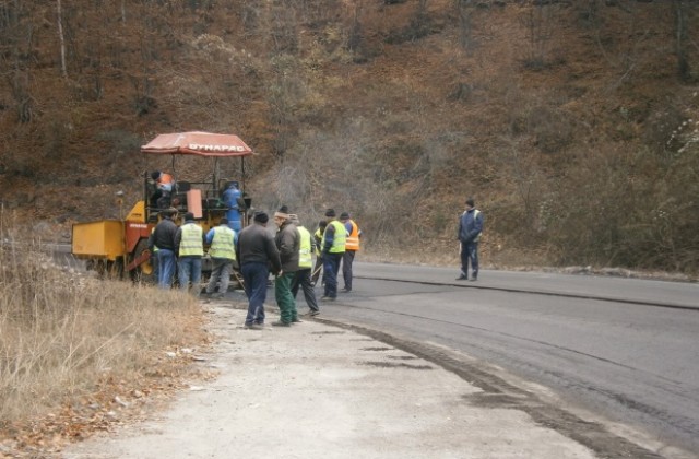 Ремонтите по пътищата в областта